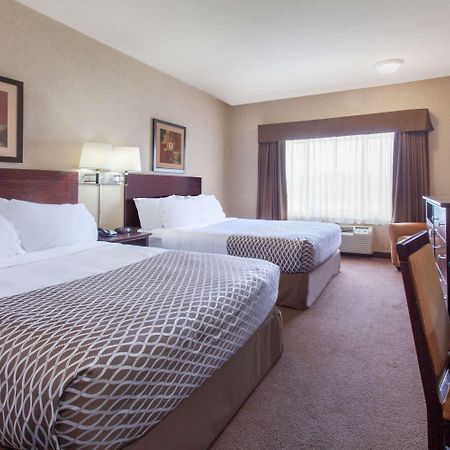 Ramada By Wyndham Camrose Hotell Eksteriør bilde