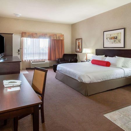 Ramada By Wyndham Camrose Hotell Eksteriør bilde