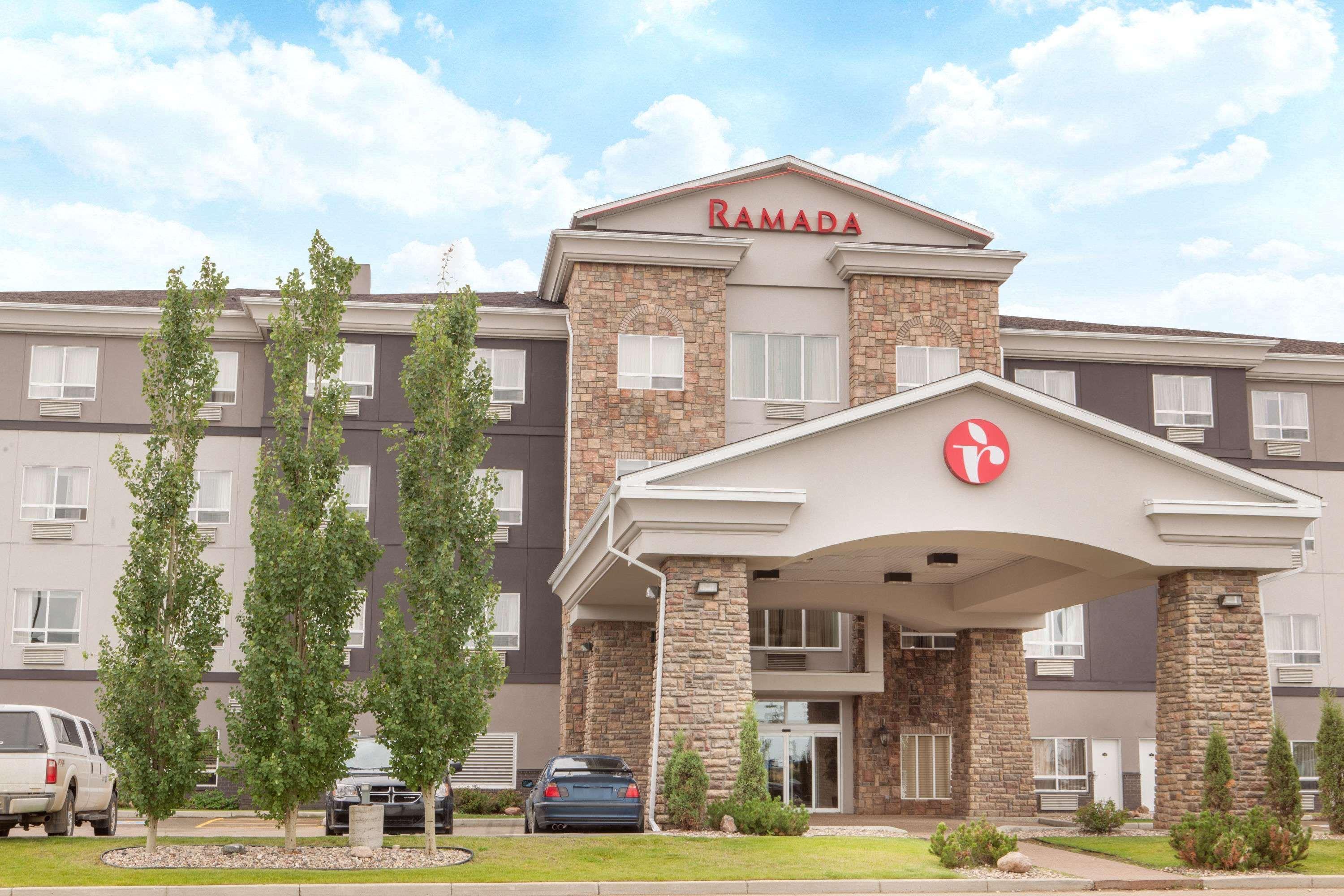 Ramada By Wyndham Camrose Hotell Eksteriør bilde