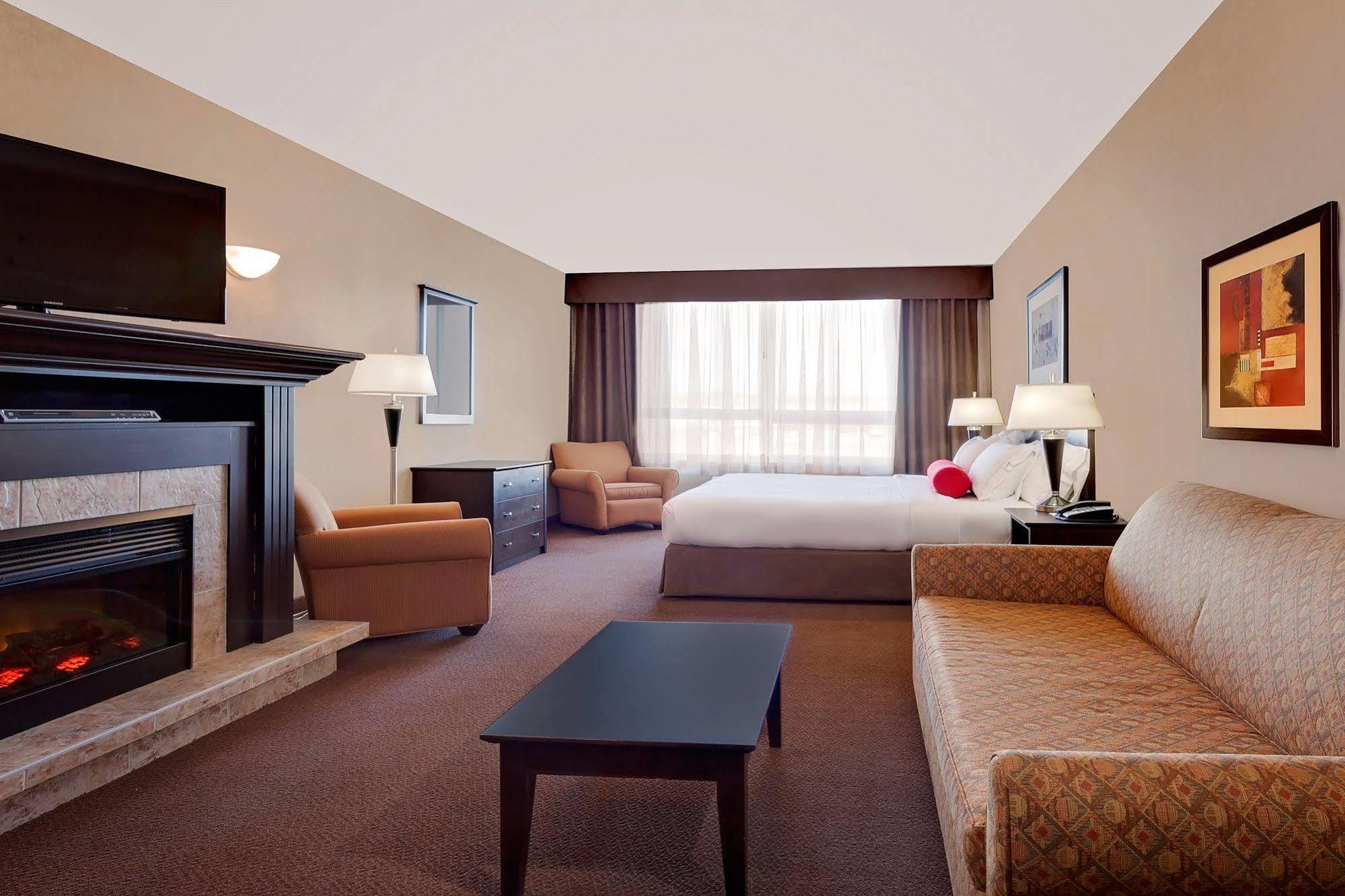 Ramada By Wyndham Camrose Hotell Eksteriør bilde
